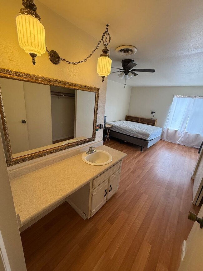 Building Photo - $1,500 / 1 Bed / 2 Bath Furnished Condo (Kailua Kona)