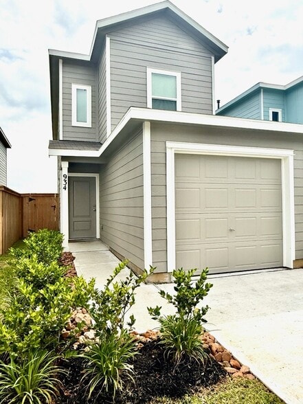 Building Photo - 934 Pertuso Ln