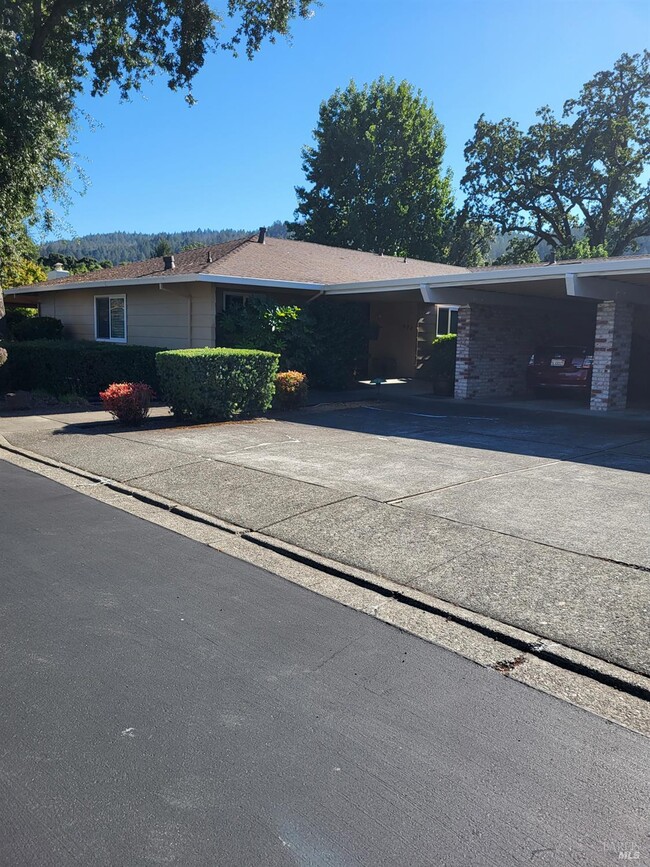 Building Photo - 404 Meadowgreen Dr