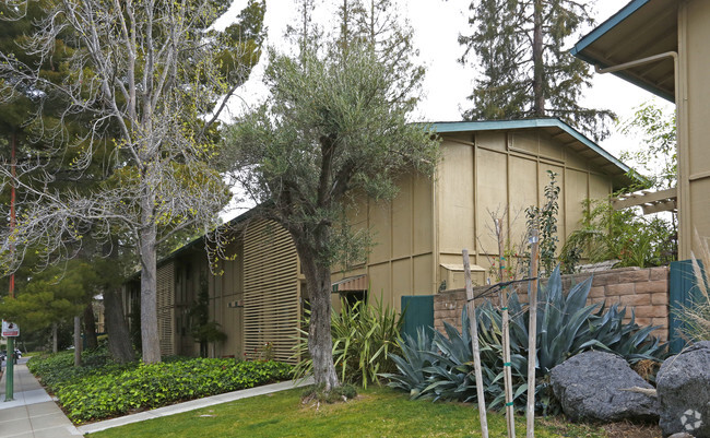 Building Photo - Valley Oaks Apartments