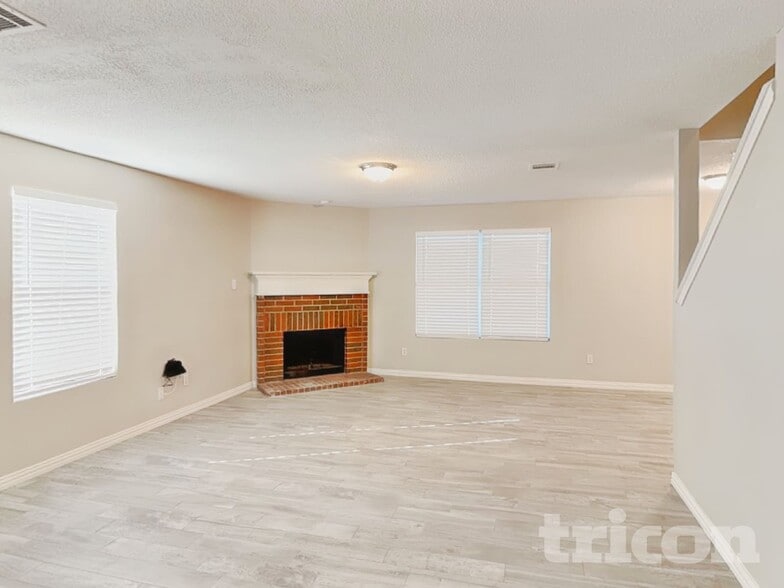 Building Photo - 210 Vivian Dr