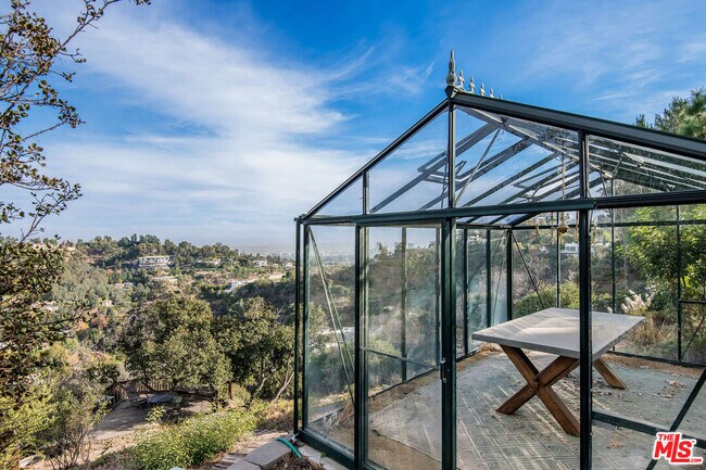 Building Photo - 1110 Stradella Rd