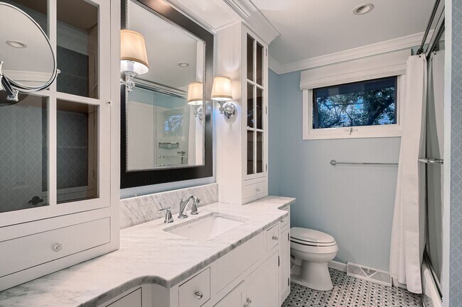 Building Photo - West Highlands 4-bedroom 2-bathroom