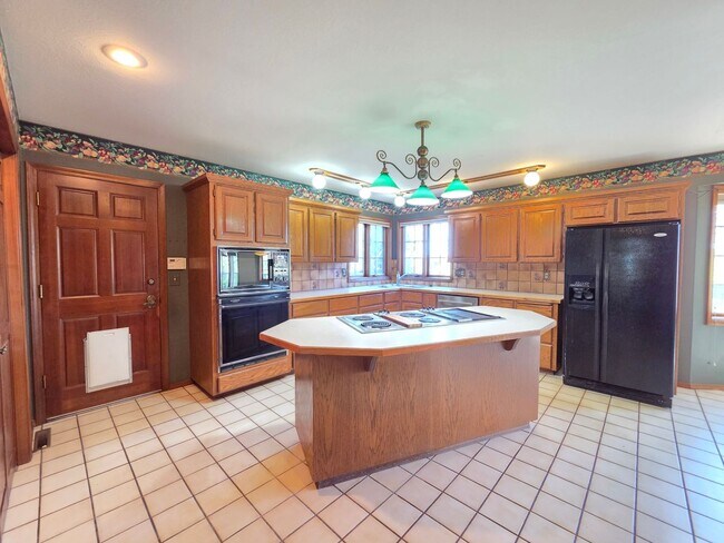 Building Photo - $3,800 - 5 Bed / 4 Baths Stunning Northwood Home with Views