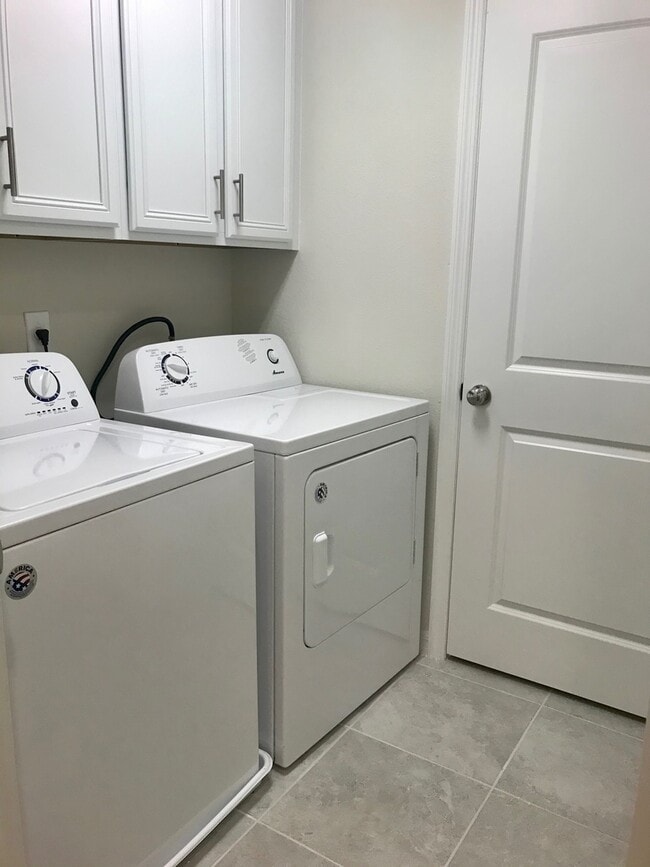 Building Photo - Energy Efficient 3/3 Townhome w/ 2 Car Gar...