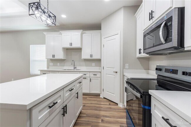 Building Photo - 9 Cedar Ave