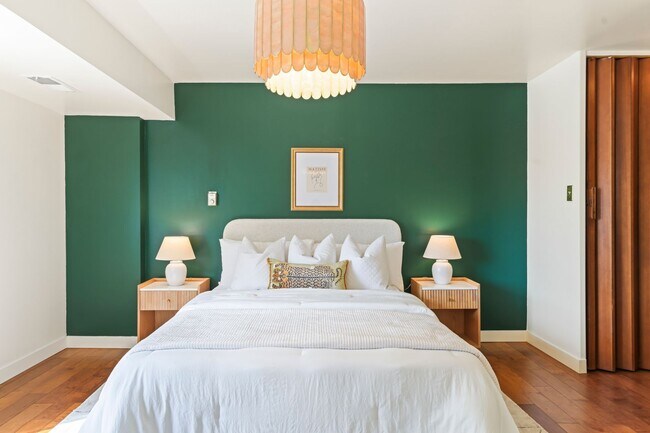 Building Photo - Stunning 2BD/2BA Condo Located in the hear...