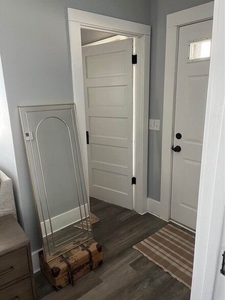 Building Photo - 806 W Broadway St