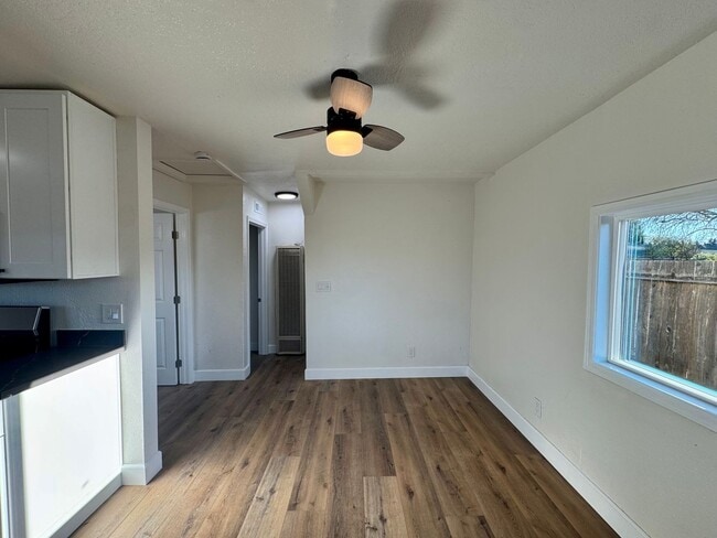 Building Photo - 1379 Temple Ave