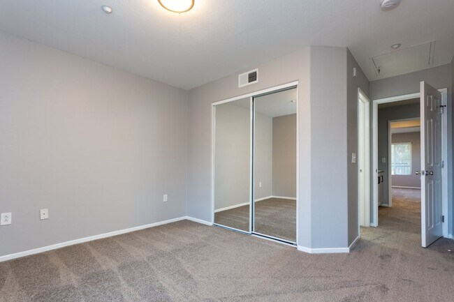 Building Photo - Beautiful Townhome in the heart of East Lake!