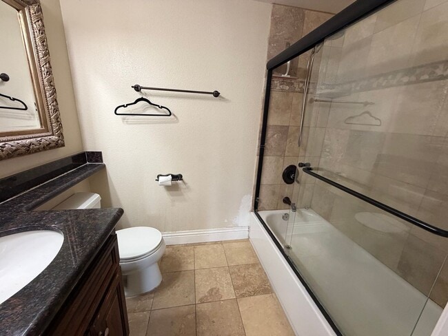 Building Photo - Spacious 2 Bedroom, 2.5 Bath Two-Story Townhome UTC