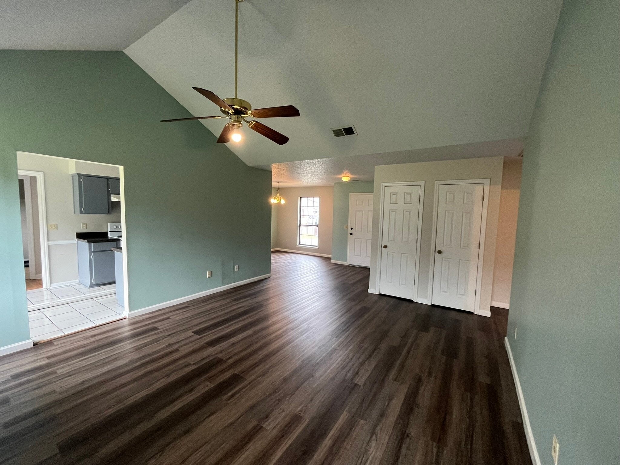 Building Photo - 907 Primrose Ln