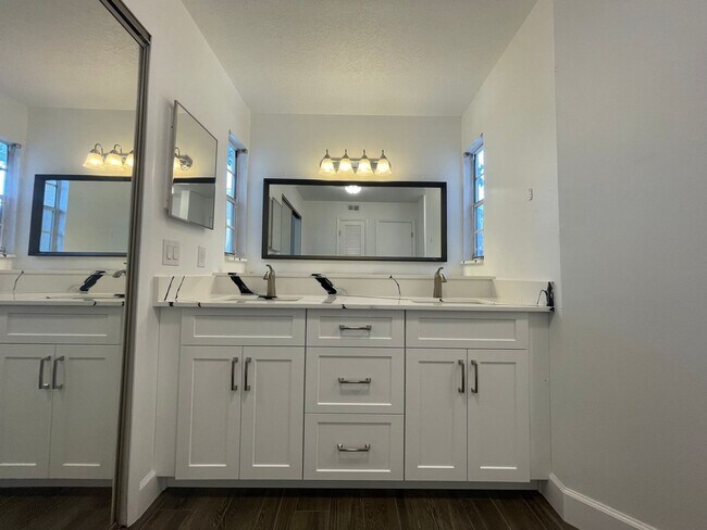 Building Photo - Renovated 2 Bedroom, 2 Bath First Floor in...