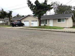 Building Photo - 2081