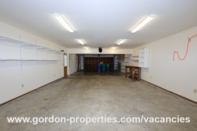 Building Photo - SE Molt St - Milwaukie mid-century split l...