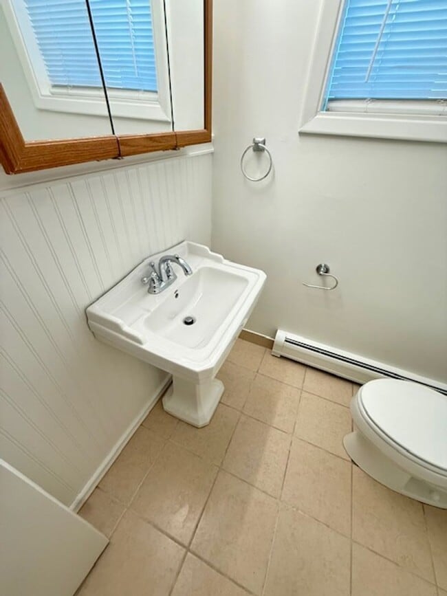 Building Photo - 2 Bedroom 1 Bathroom Apartment