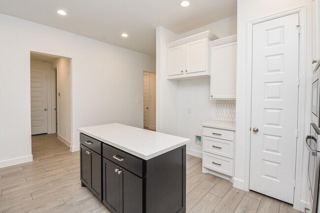 Building Photo - 611 Sand Branch Dr