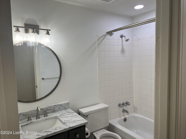 Building Photo - 3914 1/2 Elmwood Ave
