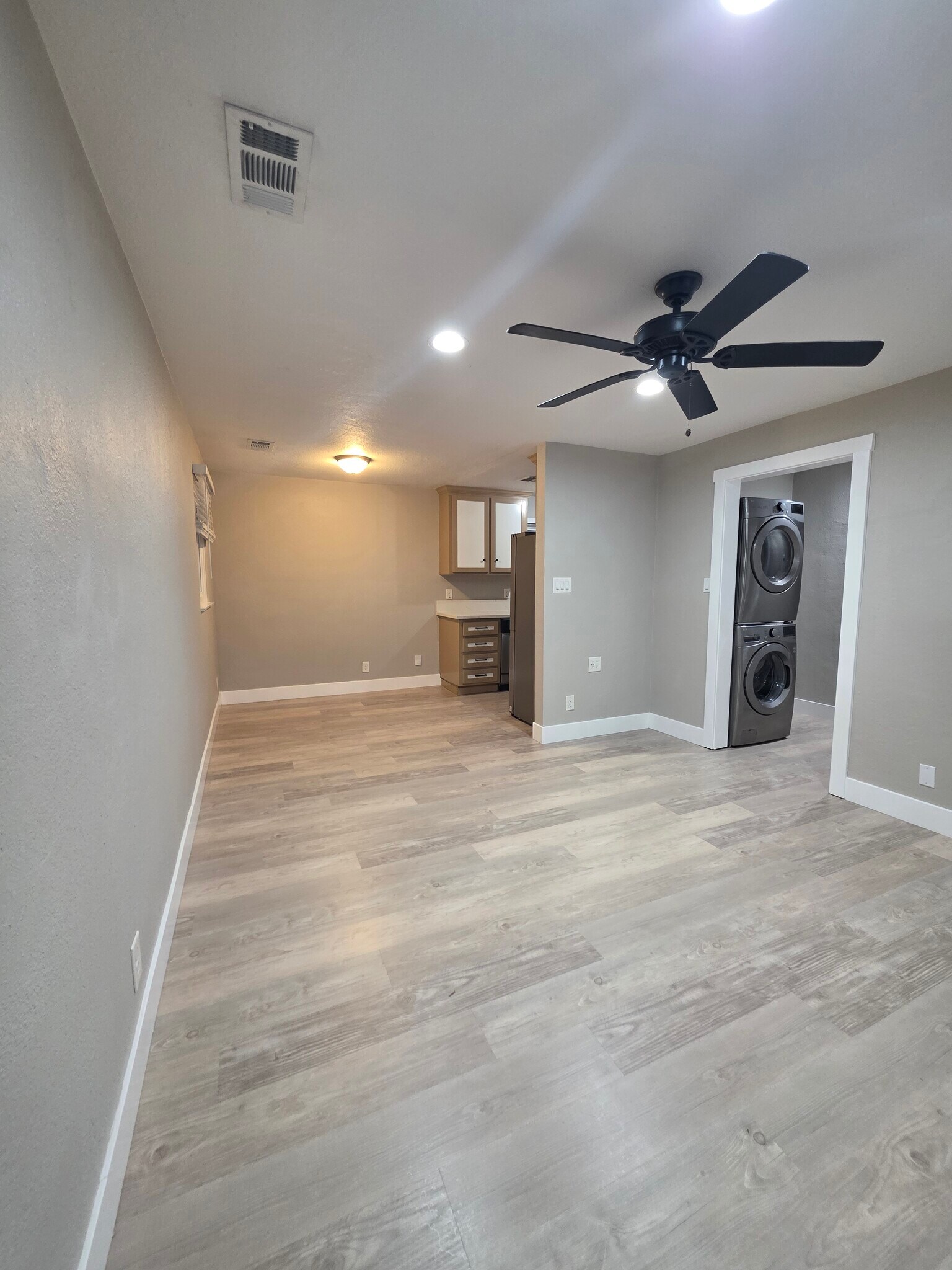 Livingroom/Dinning room - 5050 Enrico Blvd