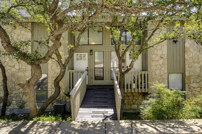 Building Photo - 801D Grassy Knoll