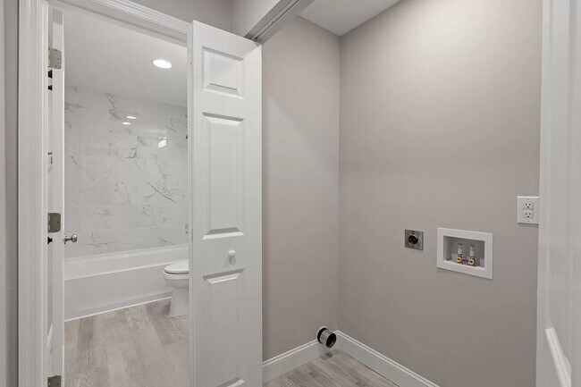 Building Photo - Modern Comfort Meets Suburban Convenience ...