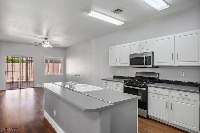 Building Photo - 5870 Gentleslope St