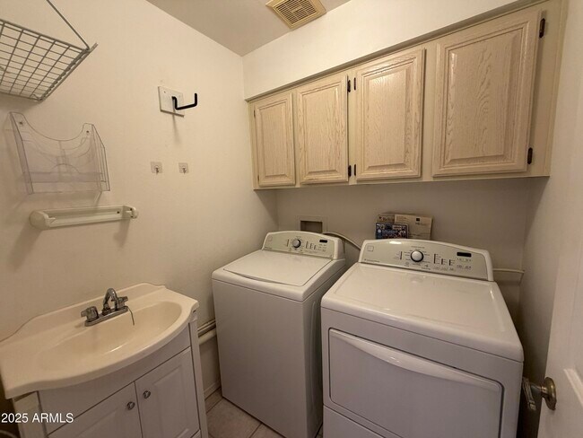 Building Photo - 10402 E Regal Dr