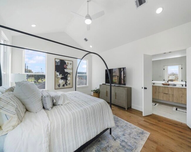 Building Photo - 5212 Arapahoe St