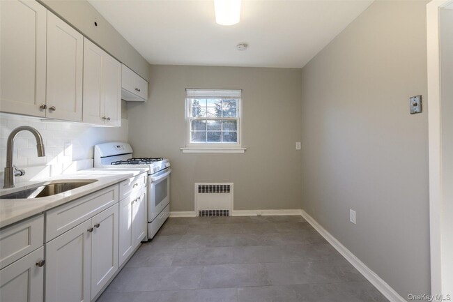 Building Photo - 57 Hemlock St