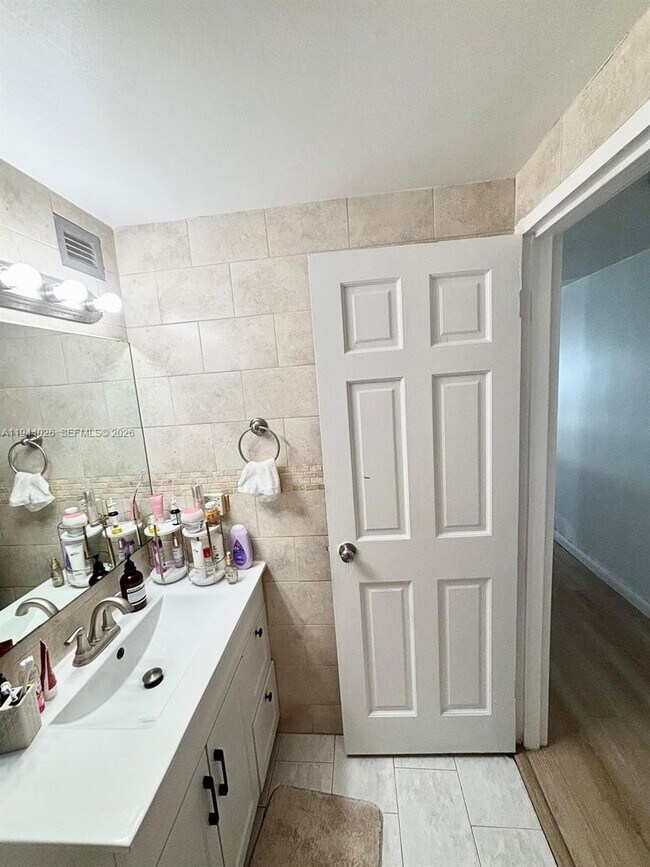 Building Photo - 999 Brickell Bay Dr