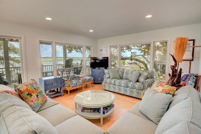 Building Photo - Seasonal Rental: Total Relaxation with Sou...