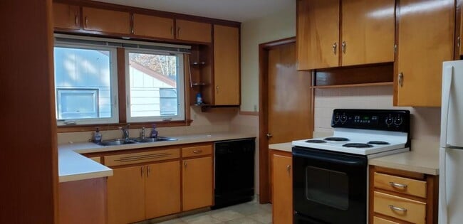 Building Photo - 1602 Hanaford Ave