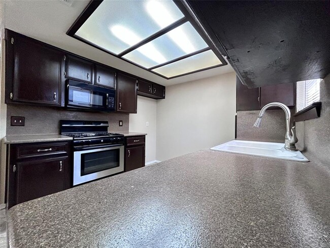 Building Photo - 906 Spring Tree St