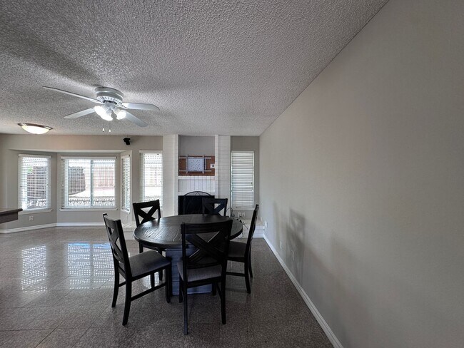 Building Photo - THIS is YOUR home, stunning 4/2 w/ AC, near Foothills