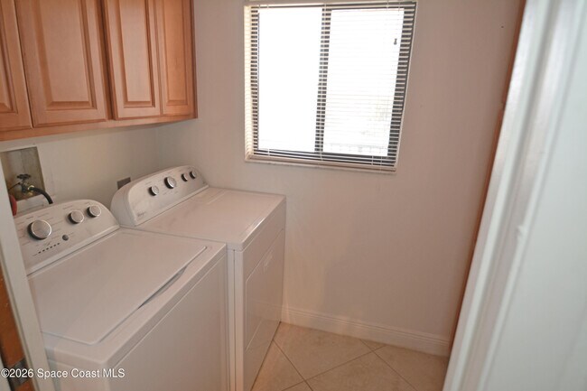 Building Photo - 8500 Ridgewood Ave