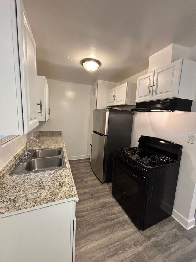 Building Photo - 1220 S Manhattan Pl