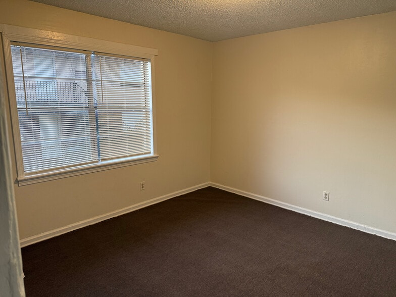 Building Photo - Room in Apartment on Dunlap Ave