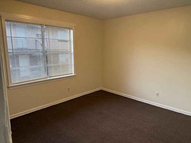 Building Photo - Room in Apartment on Dunlap Ave