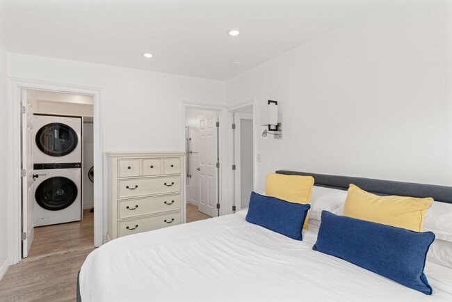 Building Photo - Charming 1BR/1BA Cottage - Private Patio w...