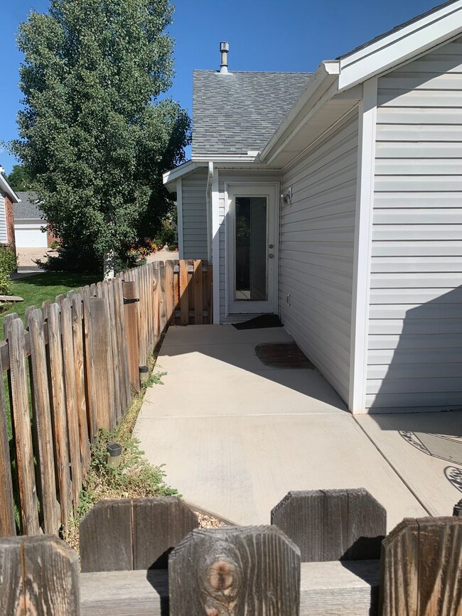 Building Photo - Gorgeous Townhome -Beautifully Remodeled!