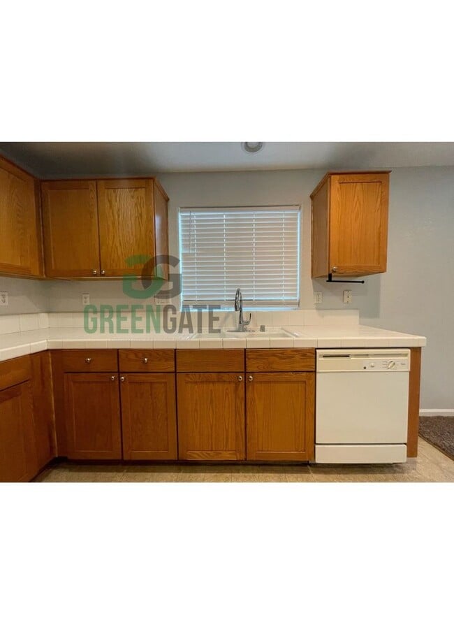 Building Photo - Two story 4 bedroom, 2.5 bath home in Stoc...