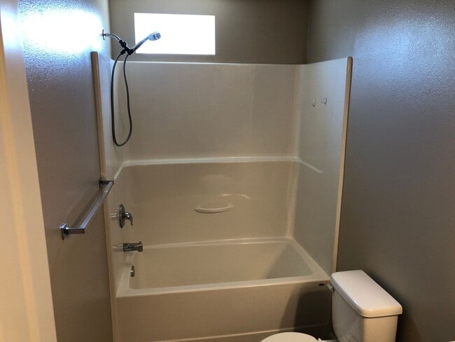 Building Photo - Newer 4 bed 2.5 bath duplex