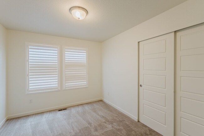 Building Photo - Immaculate 5bedroom like new in The Meadows!