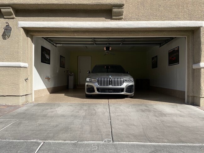 2 Car Garage - 3912 Sweet Pine St