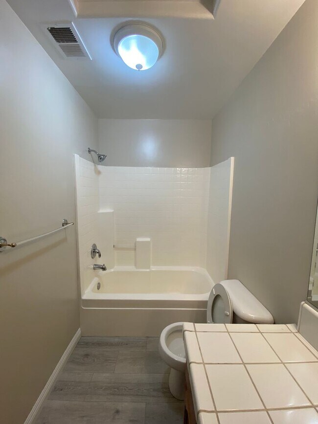 Building Photo - Adorable Home in NW Bakersfield