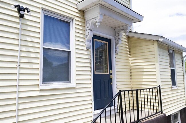 Building Photo - 114 Warren Ave