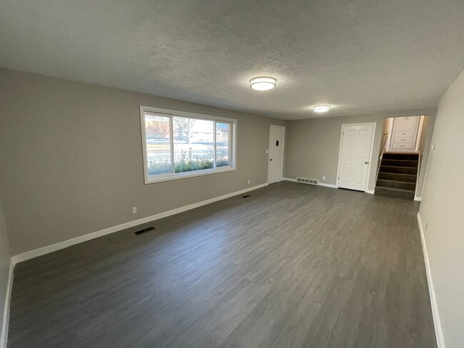 Building Photo - 4 Bed/1.5 Home Bath in Ogden
