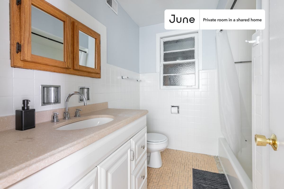 Building Photo - Room in Shared 4 bed/2 bath home