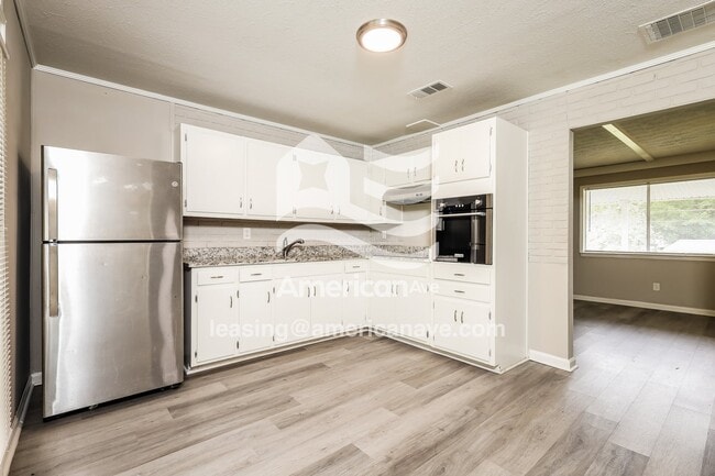 Building Photo - 904 Kirkland Dr