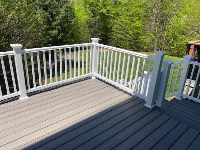 Building Photo - -- AVAILABLE MAY 8TH -- 3 BR / 3.5 BA End Unit Townhome, Available May 8th!